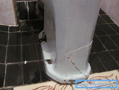 Es ist unwahrscheinlich, dass die alte Toilette irgendwo benutzt wird, so dass Sie sie sicher brechen können Es ist unwahrscheinlich, dass die alte Toilette irgendwo benutzt wird, so dass Sie sie sicher brechen können