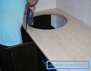 Einbauspüle in der Tischplatte mit eigenen Händen Einbauspüle in der Tischplatte mit eigenen Händen