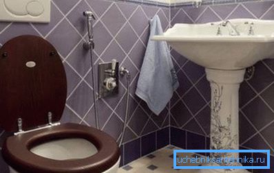 Eingebauter Wasserhahn mit hygienischer Dusche im Badezimmer Eingebauter Wasserhahn mit hygienischer Dusche im Badezimmer