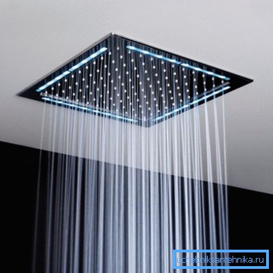 Eingebautes Deckennetz für die Dusche mit LED-Beleuchtung, eine der vielen stationären Modellen.