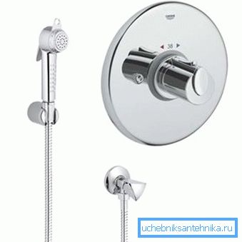Eingebauter Wasserhahn für die hygienische Dusche bietet Voreinstellung von Temperatur und Druck. Sie müssen nur den Wasserhahn öffnen Eingebauter Wasserhahn für die hygienische Dusche bietet Voreinstellung von Temperatur und Druck. Sie müssen nur den Wasserhahn öffnen