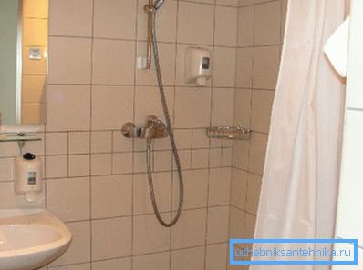 Wandmontierte Dusche im Bad Wandmontierte Dusche im Bad