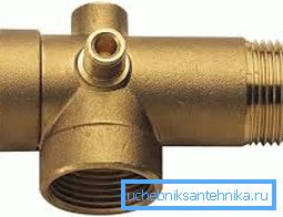 Der Auslass der Pumpe ist mit dem Fitting verbunden. Der Auslass der Pumpe ist mit dem Fitting verbunden.