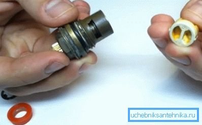 Wir nehmen ein Keramikpaar mit einer Stange heraus Wir nehmen ein Keramikpaar mit einer Stange heraus