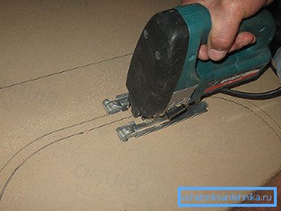 Mit einer elektrischen Stichsäge ein Loch schneiden Mit einer elektrischen Stichsäge ein Loch schneiden