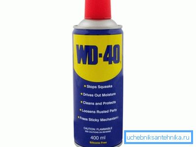 WD-40 hilft, Kleber auf der Oberfläche der Toilettenschüssel zu entfernen WD-40 hilft, Kleber auf der Oberfläche der Toilettenschüssel zu entfernen
