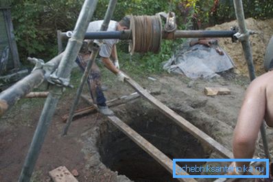 Die Grube ist mit einem Holzschild bedeckt. Die Grube ist mit einem Holzschild bedeckt.