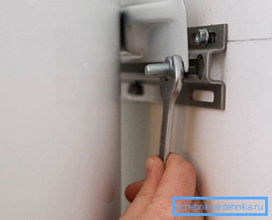 3970 Installieren Sie den Warmwasserbereiter an der Montageschiene