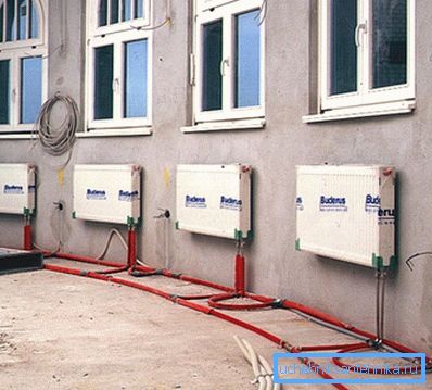 Aufgrund der Flexibilität von Polymerrohren ist es bequem in Räumen mit unregelmäßiger Form zu verwenden. Aufgrund der Flexibilität von Polymerrohren ist es bequem in Räumen mit unregelmäßiger Form zu verwenden.