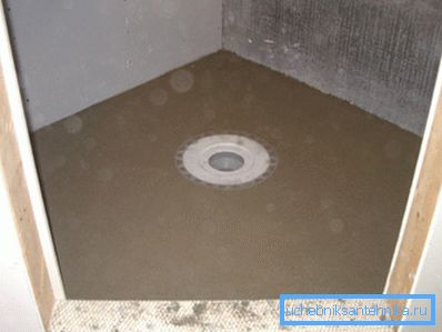 Betonboden mit einem Waschbecken in der Mitte. Von oben können Sie Holzböden verlegen. Betonboden mit einem Waschbecken in der Mitte. Von oben können Sie Holzböden verlegen.