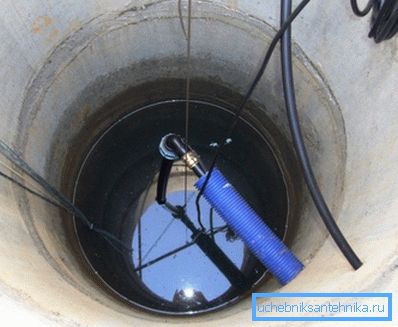 Wir geben Wasser aus dem Haus durch das Auslassrohr in das verlegte System.
