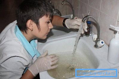 Die Wasseraufnahme sollte in medizinischen Handschuhen erfolgen. Die Wasseraufnahme sollte in medizinischen Handschuhen erfolgen.