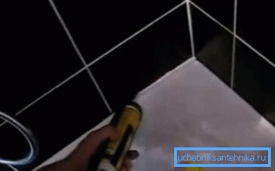 Schließen Sie die Fuge zwischen der Palette und der Wand Schließen Sie die Fuge zwischen der Palette und der Wand