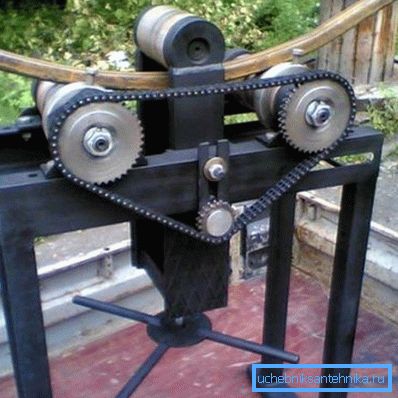 Biegen von Stahlprofilen mit einer Spezialmaschine Biegen von Stahlprofilen mit einer Spezialmaschine