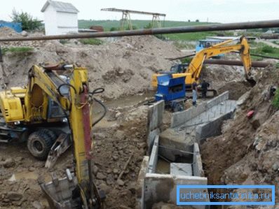 Grundsteinlegung für eine Wasserdurchflusskonstruktion Grundsteinlegung für eine Wasserdurchflusskonstruktion
