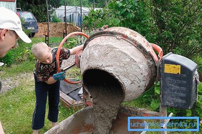 Beton in eine Schubkarre gießen