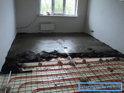 Befüllung eines wärmeisolierten Fußbodens mit Beton Befüllung eines wärmeisolierten Fußbodens mit Beton