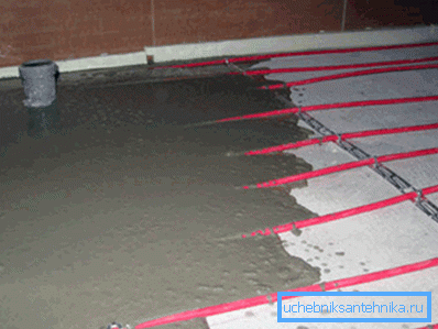Rohre füllen mit Beton - die letzte Stufe der Installation eines Fußbodenheizungssystems Rohre füllen mit Beton - die letzte Stufe der Installation eines Fußbodenheizungssystems