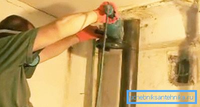 Abwasserkanal in der Wohnung ersetzen: alte Rohrleitung demontieren. Abwasserkanal in der Wohnung ersetzen: alte Rohrleitung demontieren.