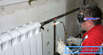 Heizkörper in der Wohnung durch Gasschweißen von einem qualifizierten Fachmann ersetzen Heizkörper in der Wohnung durch Gasschweißen von einem qualifizierten Fachmann ersetzen