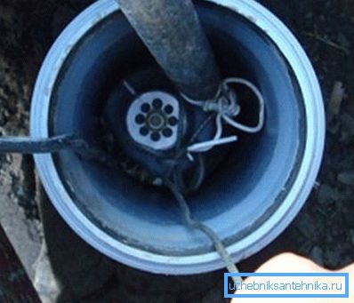 Ein zwischen der Pumpe und der Wand eingeklemmtes Kabel verursacht meist Probleme beim Anheben der Pumpe. Nun, wenn es innerhalb der Sichtlinie geschieht Brunnenpumpe ersetzen