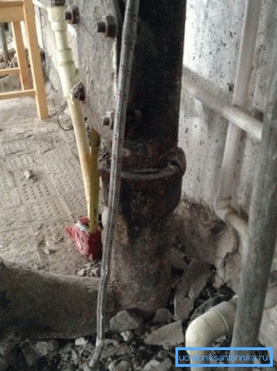 Das Ersetzen der Steigleitungen in der Wohnung rettet Sie nicht vor Lecks in der Decke. Das Ersetzen der Steigleitungen in der Wohnung rettet Sie nicht vor Lecks in der Decke.