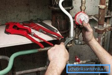 Ersetzen von Rohren und Installieren von Wasserzählern mit eigenen Händen Ersetzen von Rohren und Installieren von Wasserzählern mit eigenen Händen