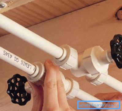 Wasserleitungen in einer Wohnung ersetzen: Sie können diese Arbeit schnell und effizient mit Ihren eigenen Händen erledigen. Wasserleitungen in einer Wohnung ersetzen: Sie können diese Arbeit schnell und effizient mit Ihren eigenen Händen erledigen.