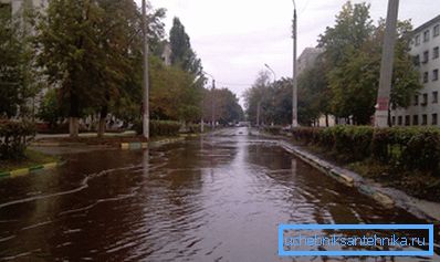 Der verringerte Durchmesser des Regenwassers führt zu ziemlich vorhersehbaren Folgen. Der verringerte Durchmesser des Regenwassers führt zu ziemlich vorhersehbaren Folgen.