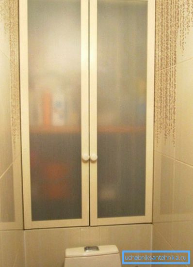 Die Bestände der Haushaltschemikalien steckten ordentlich im Schrank. Die Bestände der Haushaltschemikalien steckten ordentlich im Schrank.