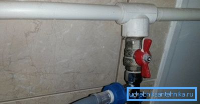 Absperrventile an der Leitung, die der Waschmaschine Wasser zuführt Absperrventile an der Leitung, die der Waschmaschine Wasser zuführt