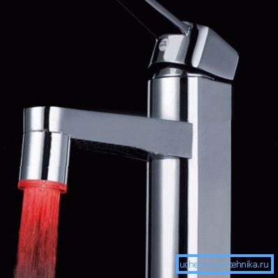 Um einen Wasserstrahl im Dunkeln leuchten zu lassen, können Sie die eingebauten LEDs verwenden Um einen Wasserstrahl im Dunkeln leuchten zu lassen, können Sie die eingebauten LEDs verwenden