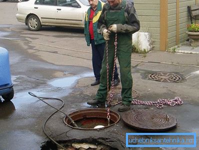 Der verengte Hals macht es schwierig, den Brunnen zu reinigen.