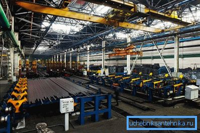 Fabriken, die solches Material herstellen, nehmen ziemlich große Flächen ein und sind für Förderstrecken ausgelegt. Fabriken, die solches Material herstellen, nehmen ziemlich große Flächen ein und sind für Förderstrecken ausgelegt.