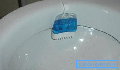 Hier sehen Sie deutlich, wie Sie das Hygienegerät für die Toilette befestigen. Hier sehen Sie deutlich, wie Sie das Hygienegerät für die Toilette befestigen.