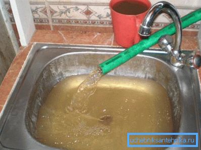 Eisenwasser im Brunnen muss vor der Verwendung gereinigt werden.