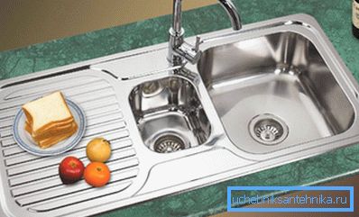 Eisenwaschbecken mit extra Kapazität und Flügel Eisenwaschbecken mit extra Kapazität und Flügel
