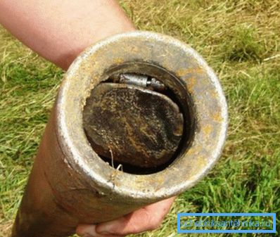 Die Schale ist eine Metallhülse mit einem Rückschlagventil am Ende. Die Schale ist eine Metallhülse mit einem Rückschlagventil am Ende.