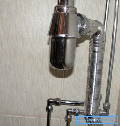 Harte Verbindung zum Wasserhahn im Bad Harte Verbindung zum Wasserhahn im Bad